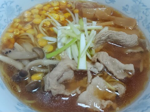 コーンとしめじと豚肉入り醤油ラーメン＊